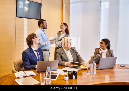 Verschiedene Gruppen von Personen diskutieren in einem professionellen Meeting an einem Konferenztisch. Stockfoto