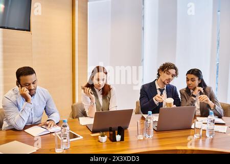 Verschiedene Geschäftsleute, die an einem Tisch mit Notebooks arbeiten. Stockfoto