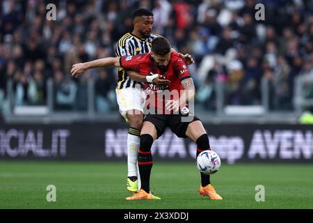 Gleison Bremer vom Juventus FC und Olivier Giroud vom AC Milan kämpfen im Allianz Stadium am 27. April 2024 in Turin um den Ball. Stockfoto