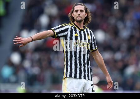 Adrien Rabiot vom Juventus FC Gesten während des Fußballspiels der Serie A zwischen Juventus FC und AC Milan im Allianz Stadium am 27. April 2024 in Turin. Stockfoto