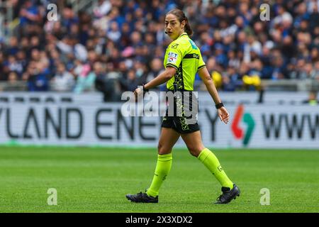 Mailand, Italien. April 2024. Die Schiedsrichterin Maria Sole Ferrieri Caputi wurde während des Fußballspiels der Serie A 2023/24 zwischen dem FC Internazionale und dem FC Turin im Giuseppe Meazza Stadium gesehen. Endpunktzahl; Inter 2:0 Turin (Foto: Fabrizio Carabelli/SOPA Images/SIPA USA) Credit: SIPA USA/Alamy Live News Stockfoto