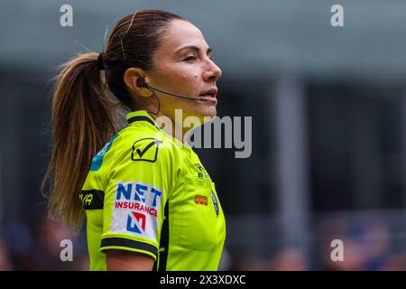 Mailand, Italien. April 2024. Assistenzschiedsrichter Tiziana Trasciatti wurde während des Fußballspiels der Serie A 2023/24 zwischen dem FC Internazionale und dem FC Turin im Giuseppe Meazza Stadium beobachtet. Endpunktzahl; Inter 2:0 Turin (Foto: Fabrizio Carabelli/SOPA Images/SIPA USA) Credit: SIPA USA/Alamy Live News Stockfoto
