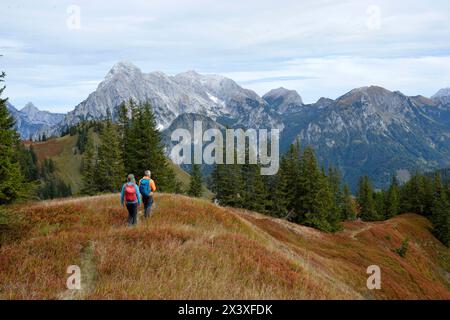 Österreich, Steiermark, ENNSTALER Alpen, Johnsbachtal, ein Paar wandert auf hohen Bergspitzen vor dem Gipfel des Großen Odsteins 2335 m in Richtung Johnsba Stockfoto