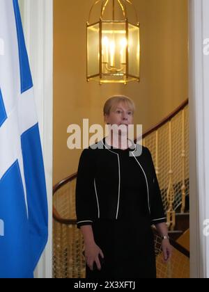 Shona Robison, stellvertretender erster Minister von Schottland, kam zu der Pressekonferenz, die der erste Minister Humza Yousaf in Bute House, seinem offiziellen Wohnsitz in Edinburgh, hielt, wo er sagte, er werde als SNP-Führer und Schottlands erster Minister zurücktreten, um ein Misstrauensvotum in seiner Führung zu vermeiden. Herr Yousafs Premierminister hängt an einem Faden, seit er letzte Woche das Bute-House-Abkommen mit den schottischen Grünen beendet hat. Bilddatum: Montag, 29. April 2024. Stockfoto