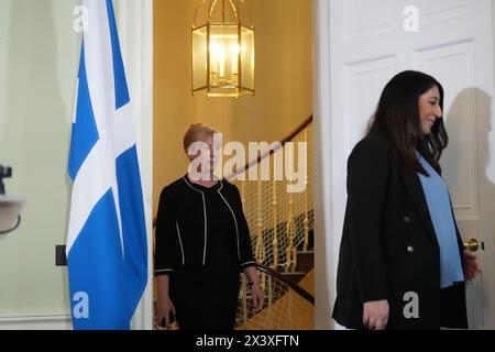 Shona Robison, stellvertretende erste Ministerin Schottlands, und Nadia El-Nakla, der zu der Pressekonferenz des Ersten Ministers Humza Yousaf in Bute House, seinem offiziellen Wohnsitz in Edinburgh, eintraf, wo er sagte, er werde als SNP-Führer und Schottlands erster Minister zurücktreten, um ein Misstrauensvotum in seiner Führung zu vermeiden. Herr Yousafs Premierminister hängt an einem Faden, seit er letzte Woche das Bute-House-Abkommen mit den schottischen Grünen beendet hat. Bilddatum: Montag, 29. April 2024. Stockfoto