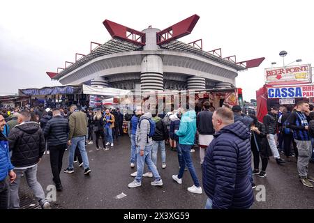 Mailand, Italien. April 2024. Die Fans kommen vor dem Spiel der Serie A in Giuseppe Meazza, Mailand, ins Stadion. Der Bildnachweis sollte lauten: Jonathan Moscrop/Sportimage Credit: Sportimage Ltd/Alamy Live News Stockfoto