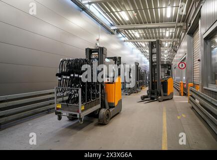 24. April 2024, Schleswig-Holstein, Norderstedt: Gabelstapler fahren durch die Werkshalle der Jungheinrich AG. Jungheinrich ist ein Hersteller von Gabelstaplern und Palettenhubwagen. Foto: Marcus Brandt/dpa Stockfoto
