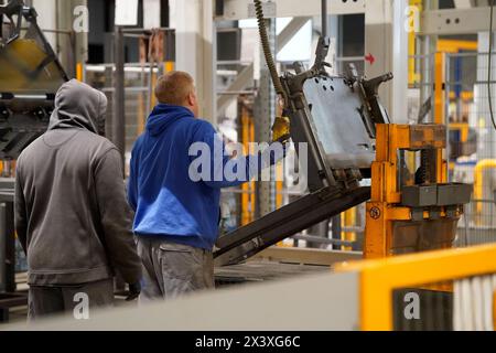 24. April 2024, Schleswig-Holstein, Norderstedt: Mitarbeiter bereiten die Masten für die Pulverbeschichtung im Werk Jungheinrich AG vor. Jungheinrich ist ein Hersteller von Gabelstaplern und Palettenhubwagen. Foto: Marcus Brandt/dpa Stockfoto