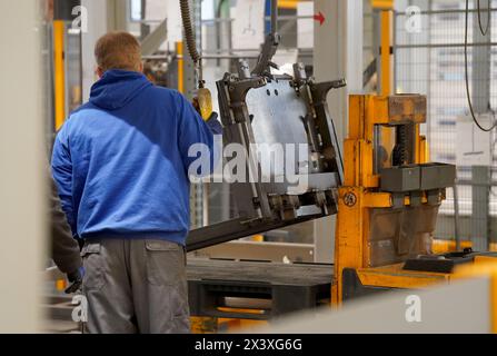 24. April 2024, Schleswig-Holstein, Norderstedt: Mitarbeiter bereiten die Masten für die Pulverbeschichtung im Werk Jungheinrich AG vor. Jungheinrich ist ein Hersteller von Gabelstaplern und Palettenhubwagen. Foto: Marcus Brandt/dpa Stockfoto