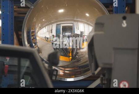 24. April 2024, Schleswig-Holstein, Norderstedt: Gabelstapler fahren durch die Werkshalle der Jungheinrich AG. Jungheinrich ist ein Hersteller von Gabelstaplern und Palettenhubwagen. Foto: Marcus Brandt/dpa Stockfoto