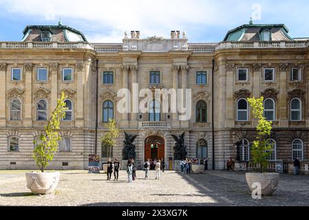 Der Haupteingang zum Budapester Geschichtsmuseum im Königspalast von Buda Stockfoto