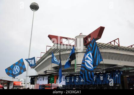 Mailand, Italien. April 2024. Merchandise, die vor dem Spiel der Serie A in Giuseppe Meazza, Mailand, verkauft werden. Der Bildnachweis sollte lauten: Jonathan Moscrop/Sportimage Credit: Sportimage Ltd/Alamy Live News Stockfoto