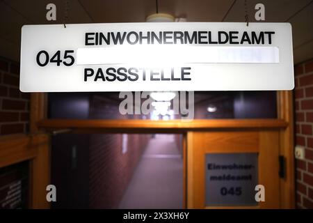 24. April 2024, Schleswig-Holstein, Norderstedt: Blick auf den Eingang zum Einwohnermeldeamt und Passamt im Rathaus. Foto: Marcus Brandt/dpa Stockfoto