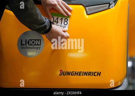 Norderstedt, Deutschland. April 2024. Flurförderzeuge im Werk Jungheinrich AG. Jungheinrich ist ein Hersteller von Gabelstaplern und Palettenhubwagen. Quelle: Marcus Brandt/dpa/Alamy Live News Stockfoto
