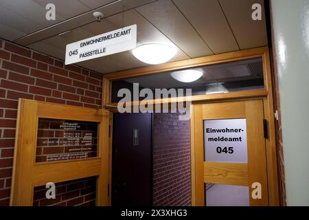 24. April 2024, Schleswig-Holstein, Norderstedt: Blick auf den Eingang zum Einwohnermeldeamt und Passamt im Rathaus. Foto: Marcus Brandt/dpa Stockfoto