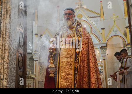 Bartella, Irak. April 2024. Ein Priester leitet den Palmensonntaggottesdienst, der den Beginn der Karwoche für orthodoxe Christen in der syrisch-orthodoxen Kirche Mart Shmoni markiert. (Foto: Ismael Adnan/SOPA Images/SIPA USA) Credit: SIPA USA/Alamy Live News Stockfoto