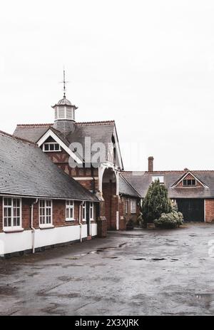 Die Turmuhr im Innenhof im Bletchley Park, Buckinghamshire. Stockfoto