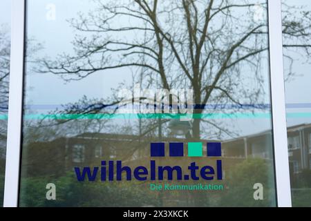 Norderstedt, Deutschland. April 2024. Ansicht des Wilhelm.tel GmbH-Logos an der Fassade des Service-Centers. Quelle: Marcus Brandt/dpa/Alamy Live News Stockfoto