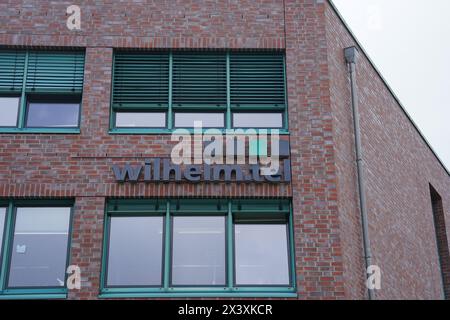 Norderstedt, Deutschland. April 2024. Ansicht des Wilhelm.tel GmbH-Logos an der Fassade des Service-Centers. Quelle: Marcus Brandt/dpa/Alamy Live News Stockfoto