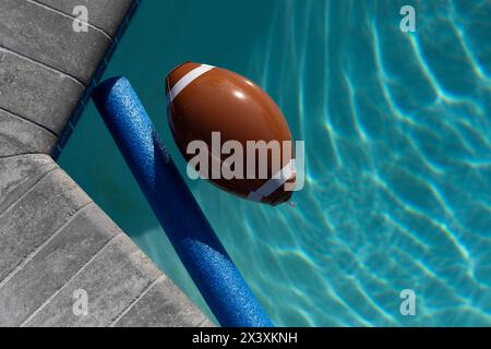 Aufblasbarer Ball, der im Pool schwimmt Stockfoto