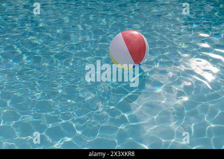 Farbenfroher aufblasbarer Ball, der im Pool schwimmt Stockfoto