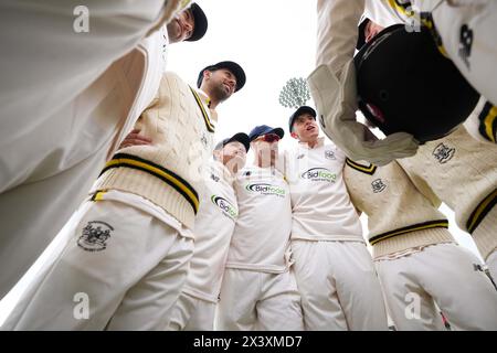 Bristol, Großbritannien, 29. April 2024. Gloucestershire Huddle während des Spiels der Vitality County Championship Division 2 zwischen Gloucestershire und Middlesex. Quelle: Robbie Stephenson/Gloucestershire Cricket/Alamy Live News Stockfoto