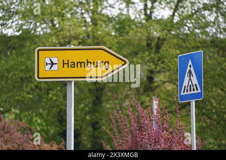 Norderstedt, Deutschland. April 2024. Ein Wegweiser auf einer Straße weist den Weg zum Flughafen Hamburg. Quelle: Marcus Brandt/dpa/Alamy Live News Stockfoto