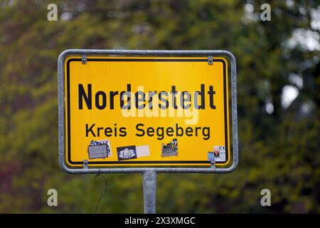 Norderstedt, Deutschland. April 2024. Blick auf das gelbe Stadteingangsschild für Norderstedt Credit: Marcus Brandt/dpa/Alamy Live News Stockfoto