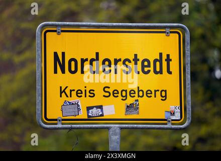 Norderstedt, Deutschland. April 2024. Blick auf das gelbe Stadteingangsschild für Norderstedt Credit: Marcus Brandt/dpa/Alamy Live News Stockfoto