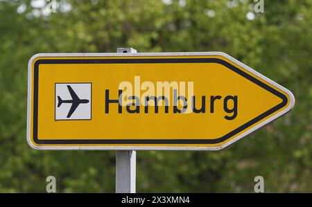 Norderstedt, Deutschland. April 2024. Ein Wegweiser auf einer Straße weist den Weg zum Flughafen Hamburg. Quelle: Marcus Brandt/dpa/Alamy Live News Stockfoto
