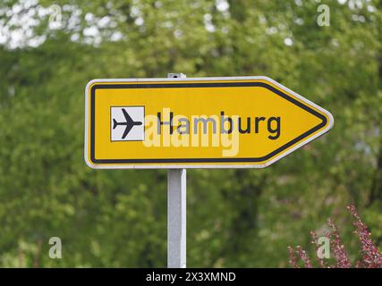 Norderstedt, Deutschland. April 2024. Ein Wegweiser auf einer Straße weist den Weg zum Flughafen Hamburg. Quelle: Marcus Brandt/dpa/Alamy Live News Stockfoto