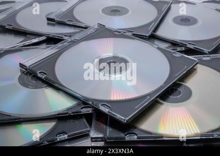 Ein Stapel von CD-Hüllen mit CD-Discs auf weißem Hintergrund Stockfoto