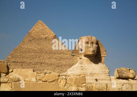 Große Sphinx von Gizeh, Pyramide von Khafre (auch Chephren genannt) (Hintergrund), Pyramidenkomplex von Gizeh, UNESCO-Weltkulturerbe, Gizeh, Ägypten Stockfoto