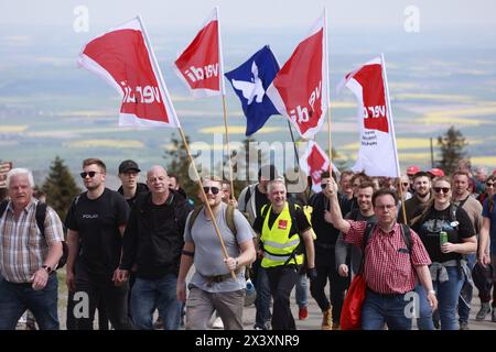 Schierke, Deutschland. April 2024. Mitarbeiter der Deutschen Telekom nehmen an einem Warnschlag auf den Brocken Teil. In der aktuellen Tarifrunde mobilisierte die gewerkschaft Verdi rund 1500 Mitglieder für den Warnstreik auf den Brocken. (An dpa „Telekom-Mitarbeiter steigen in Lohnstreit auf den Brocken“) Credit: Matthias Bein/dpa/Alamy Live News Stockfoto