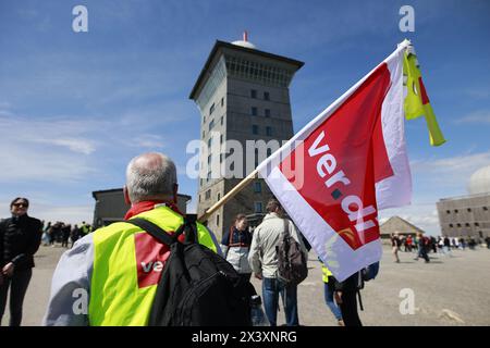 Schierke, Deutschland. April 2024. Mitarbeiter der Deutschen Telekom nehmen an einem Warnschlag auf den Brocken Teil. In der aktuellen Tarifrunde mobilisierte die gewerkschaft Verdi rund 1500 Mitglieder für den Warnstreik auf den Brocken. (An dpa „Telekom-Mitarbeiter steigen in Lohnstreit auf den Brocken“) Credit: Matthias Bein/dpa/Alamy Live News Stockfoto