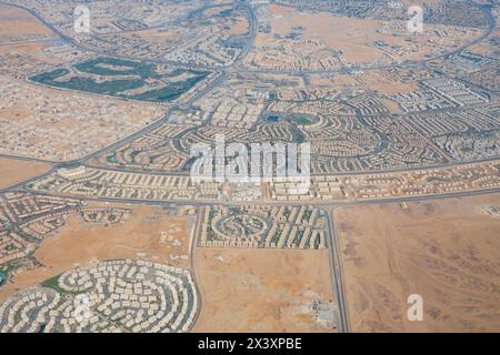 Cairo New City Stadterweiterung bis in die Sahara-Wüste am Stadtrand von Kairo, Ägypten. Aus der Luft. Stockfoto