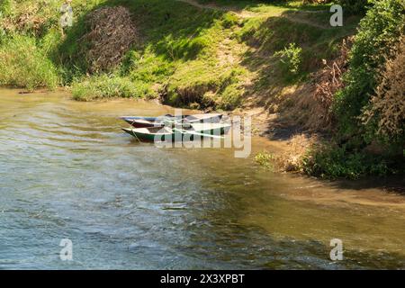 Lokal gebaute, traditionelle ägyptische Ruderboote am Ufer des Nils. Ägypten Stockfoto