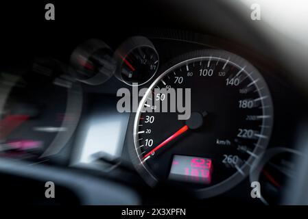 Schuss von einem Tachometer im Auto hautnah. Stockfoto
