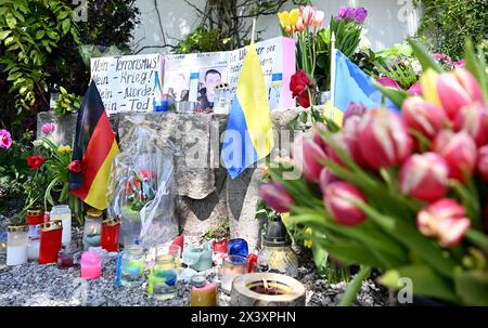 29. April 2024, Murnau am Staffelsee: Am Samstagabend wurden Blumen und Plakate neben dem Einkaufszentrum aufgestellt, wo zwei Männer aus der Ukraine getötet wurden. Die beiden getöteten Ukrainer waren Mitglieder der Armee. Foto: Angelika Warmuth/dpa - ACHTUNG: Namen wurden aus rechtlichen Gründen pixeliert Stockfoto