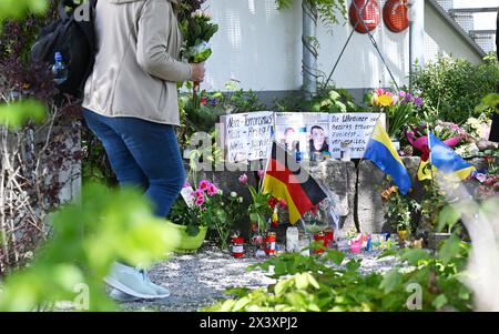 29. April 2024, Murnau am Staffelsee: Neben dem Einkaufszentrum, wo am Samstagabend zwei Männer aus der Ukraine getötet wurden, haben Menschen Blumen und Plakate gelegt. Die beiden getöteten Ukrainer waren Mitglieder der Armee. Foto: Angelika Warmuth/dpa - ACHTUNG: Namen wurden aus rechtlichen Gründen pixeliert Stockfoto