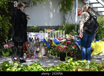 29. April 2024, Murnau am Staffelsee: Neben dem Einkaufszentrum, wo am Samstagabend zwei Männer aus der Ukraine getötet wurden, haben Menschen Blumen und Plakate gelegt. Die beiden getöteten Ukrainer waren Mitglieder der Armee. Foto: Angelika Warmuth/dpa - ACHTUNG: Namen wurden aus rechtlichen Gründen pixeliert Stockfoto