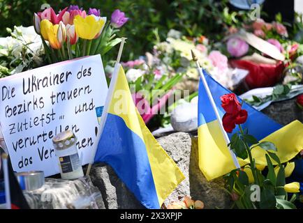 Dpatop - 29. April 2024, Murnau am Staffelsee: Am Samstagabend wurden Blumen und Plakate neben dem Einkaufszentrum aufgestellt, wo zwei Männer aus der Ukraine getötet wurden. Die beiden getöteten Ukrainer waren Mitglieder der Armee. Foto: Angelika Warmuth/dpa Stockfoto