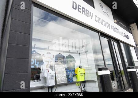 Eine allgemeine Ansicht der Sonderedition ÒPromotion 24Ó Erinnerungsstücke, die im Derby County Football Club Megastore ausgestellt sind und die Fans am 29.04.2024 kaufen können, einen Tag nachdem der Verein den Aufstieg zurück in die Meisterschaft gewann, indem er Carlisle United 3-0 zu Hause besiegte. Der Verein hat sein Heim-, Auswärts- und drittes kitÕs mit einer speziellen goldenen Nummerierung und Schrift mit der Aufschrift ÒPromoted 24Ó Foto von Ben Booth | ALAMY STOCK PHOTO modifiziert Stockfoto