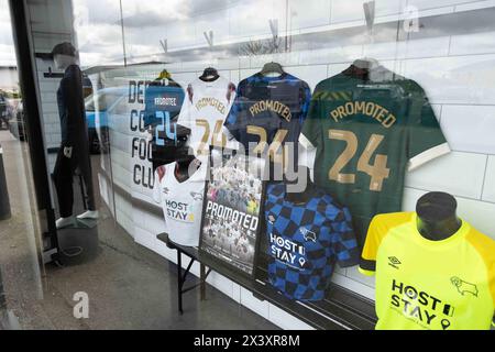 Eine allgemeine Ansicht der Sonderedition ÒPromotion 24Ó Erinnerungsstücke, die im Derby County Football Club Megastore ausgestellt sind und die Fans am 29.04.2024 kaufen können, einen Tag nachdem der Verein den Aufstieg zurück in die Meisterschaft gewann, indem er Carlisle United 3-0 zu Hause besiegte. Der Verein hat sein Heim-, Auswärts- und drittes kitÕs mit einer speziellen goldenen Nummerierung und Schrift mit der Aufschrift ÒPromoted 24Ó Foto von Ben Booth | ALAMY STOCK PHOTO modifiziert Stockfoto