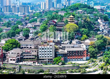 Chongqing. April 2024. Ein Luftbild der Drohne, aufgenommen am 28. April 2024, zeigt einen Blick auf die antike Stadt Ciqikou in der südwestlichen chinesischen Gemeinde Chongqing. Die antike Stadt Ciqikou liegt am Fluss Jialing in Chongqing und wurde erstmals in der Nördlichen Song-Dynastie (960–1127) erbaut. In den letzten Jahren haben die lokalen Behörden die Integration der kulturellen und touristischen Entwicklung und der Stadterneuerung vorangetrieben und dabei den authentischen Charme der antiken Stadt bewahrt. Quelle: Wang Quanchao/Xinhua/Alamy Live News Stockfoto