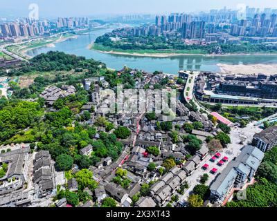 Chongqing. April 2024. Ein Luftbild der Drohne, aufgenommen am 28. April 2024, zeigt einen Blick auf die antike Stadt Ciqikou in der südwestlichen chinesischen Gemeinde Chongqing. Die antike Stadt Ciqikou liegt am Fluss Jialing in Chongqing und wurde erstmals in der Nördlichen Song-Dynastie (960–1127) erbaut. In den letzten Jahren haben die lokalen Behörden die Integration der kulturellen und touristischen Entwicklung und der Stadterneuerung vorangetrieben und dabei den authentischen Charme der antiken Stadt bewahrt. Quelle: Wang Quanchao/Xinhua/Alamy Live News Stockfoto