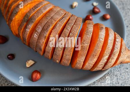 Geröstete hasselback Süßkartoffeln mit Haselnüssen Nahaufnahme Stockfoto