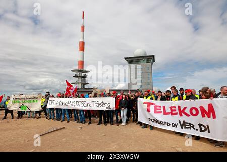 Schierke, Deutschland. April 2024. Die Mitarbeiter der Deutschen Telekom sind im Rahmen eines bundesweiten Telekom-Warnstreiks auf den Brocken unterwegs, um ein „Gipfeltreffen“ zu veranstalten. In der aktuellen Tarifrunde mobilisierte die gewerkschaft Verdi rund 1500 Mitglieder für den Warnstreik auf den Brocken. (An dpa „Telekom-Mitarbeiter steigen in Lohnstreit auf den Brocken“) Credit: Matthias Bein/dpa/Alamy Live News Stockfoto