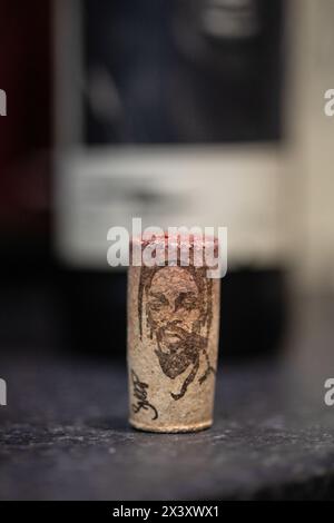 Kork aus einer Flasche Snoop Dog Cali Red, mit einem Bild von Snoop und seiner Signatur, mit Weinflecken auf der Oberseite. Stockfoto