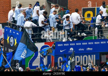 Mailand, Italien. April 2024. Die Spieler und Mitarbeiter von Inter feiern den Titel der Serie A, den Scudetto, mit den Fans auf einer offenen Busparade vom Stadion San Siro ins Stadtzentrum. Es war der 20. Italienische Meistertitel der Nerazzurri. (Foto: Gonzales Photo/Alamy Live News Stockfoto